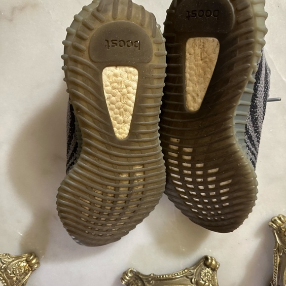 Yeezy - Picture 2 of 4